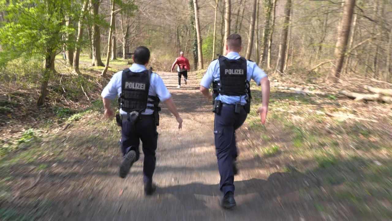 Eine Frau meldet ihren Bruder als vermisst und fürchtet, dass er einen Rache... - Bildquelle: © SAT.1