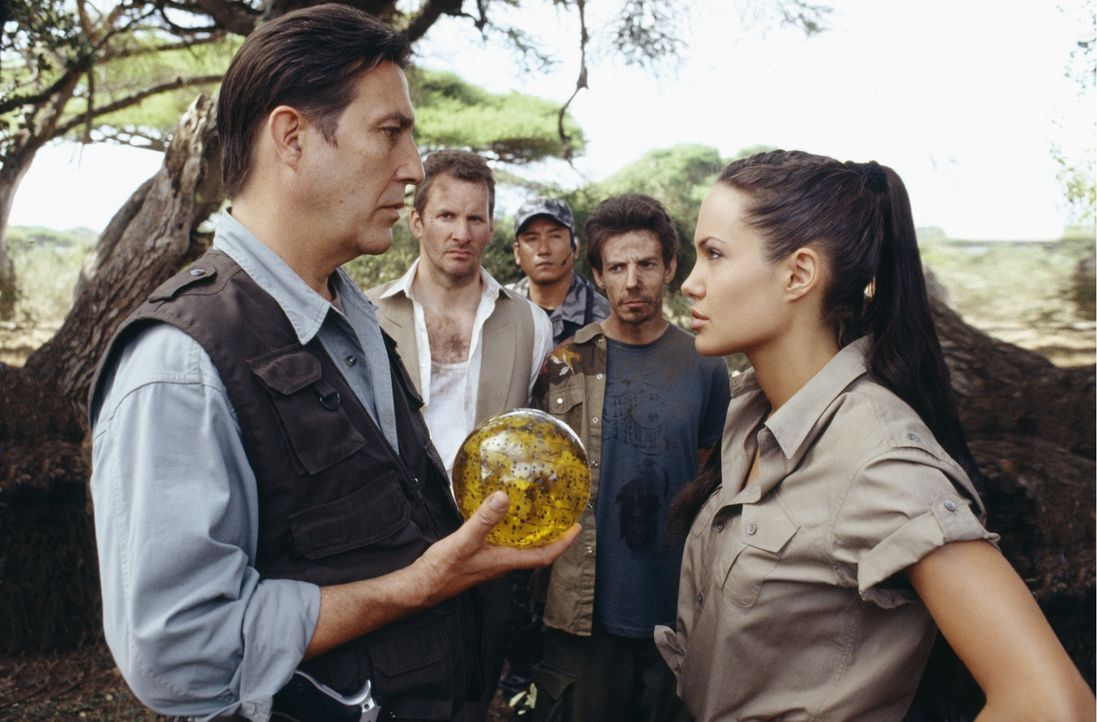 Nur zusammen können Lara (Angelina Jolie, r.) und Reiss (Ciarán Hinds, l.) das Geheimnis der Kugel ergründen. Doch während die Grabräuberin das Ende... - Bildquelle: 2003 by Paramount Pictures. All Rights Reserved.