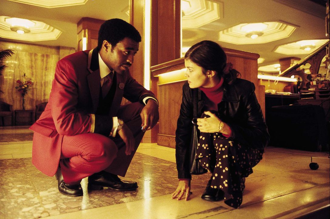 Als der nigerianische illegale Einwanderer Okwe (Chiwetel Ejiofor, l.), der als Nachtportier arbeitet, in einem Londoner Hotel über einen seltsamen... - Bildquelle: Laurie Sparham Miramax Films. All Rights Reserved.