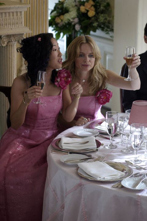 Nehmen ihren Brautjungfernjob richtig ernst: Pippa (Heather Graham, r.) und Lulu (Sandra Oh, l.) ... - Bildquelle: First Look Media