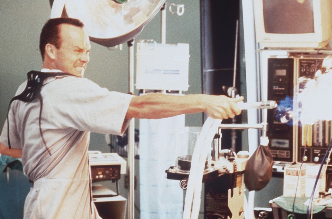 Trotz gewaltiger Sicherheitsvorkehrungen, kann sich der rücksichtslose Serienkiller McCabe (Michael Keaton) bei der Überführung in ein Krankenhau... - Bildquelle: Sony Pictures Television International. All Rights Reserved.