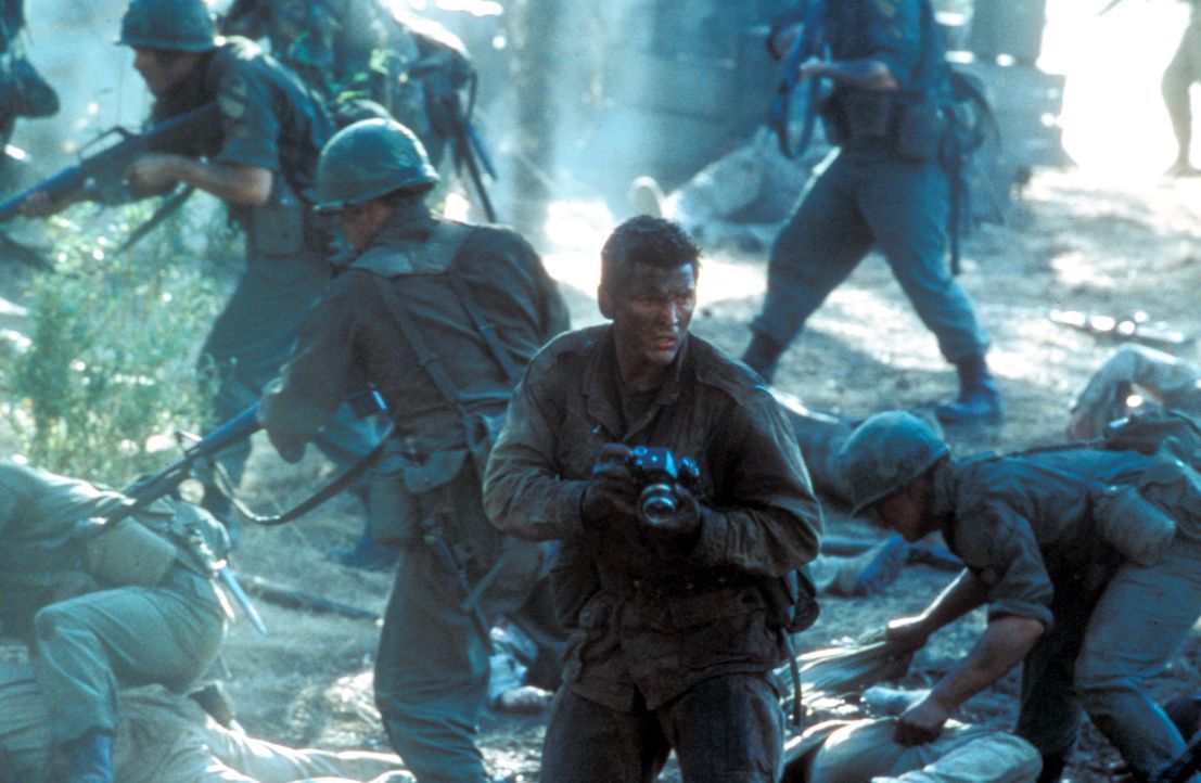Das Grauen nimmt kein Ende: Kriegsfotograf Joe Galloway (Barry Pepper, 2.v.r.) ... - Bildquelle: Paramount Pictures