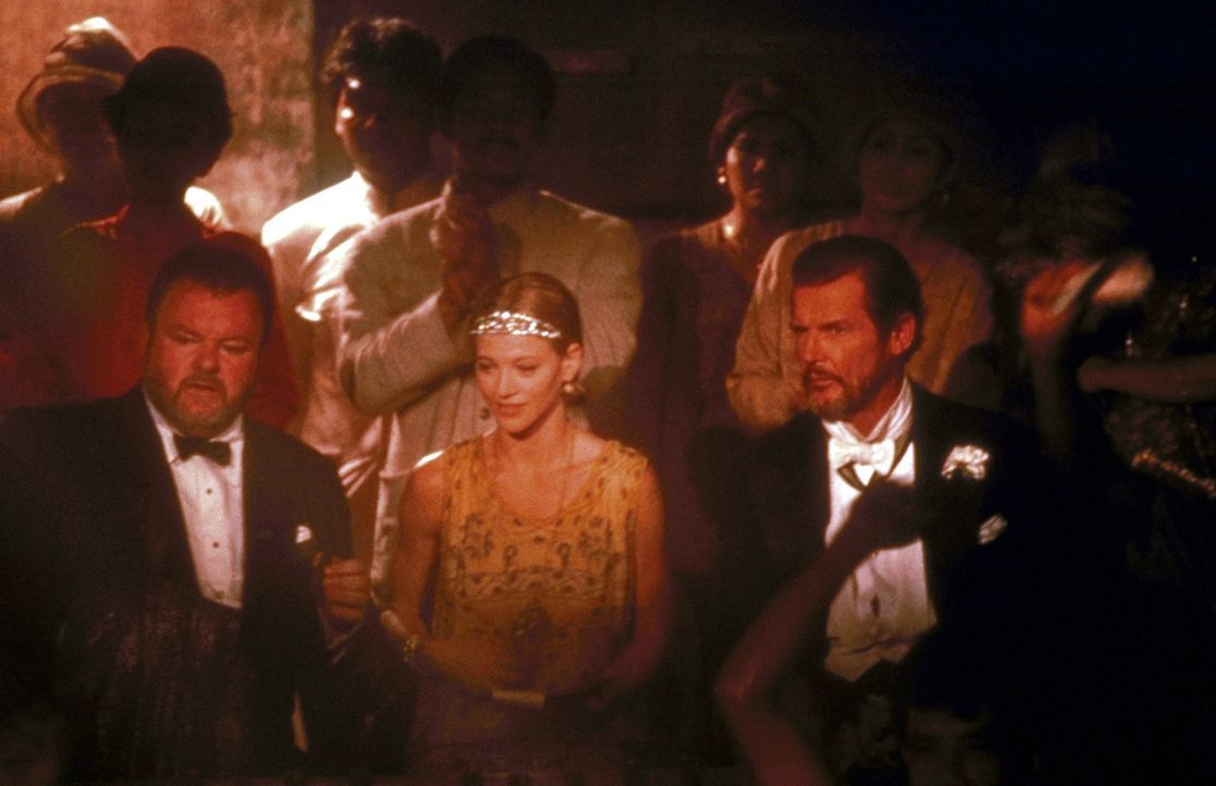 Auch Chris' Freunde, die Piraten Dobbs (Roger Moore, r.) und Harry (Jack McGee, l.), schließen die hübsche Carrie (Janet Gunn, M.) schnell in ihr... - Bildquelle: Universal Pictures