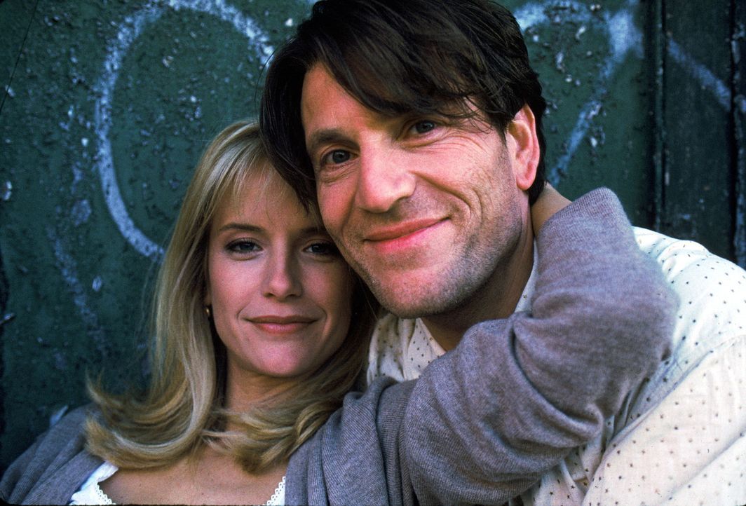 Linda (Kelly Preston, l.) ist als Aushilfslehrerin für zwei Monate nach New York versetzt worden. Just in dieser Zeit lernt sie den smarten Anton (... - Bildquelle: Warner Brothers International
