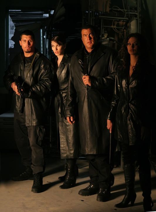 Wollen den Vampiren dauerhaft den Garaus machen: (v.l.n.r.)Tagart (Tanoai Reed), Attendant 1 (Tania Dobre), Commander Tao (Steven Seagal) und Attend... - Bildquelle: 2008 Worldwide SPE Acquisitions Inc. All Rights Reserved.