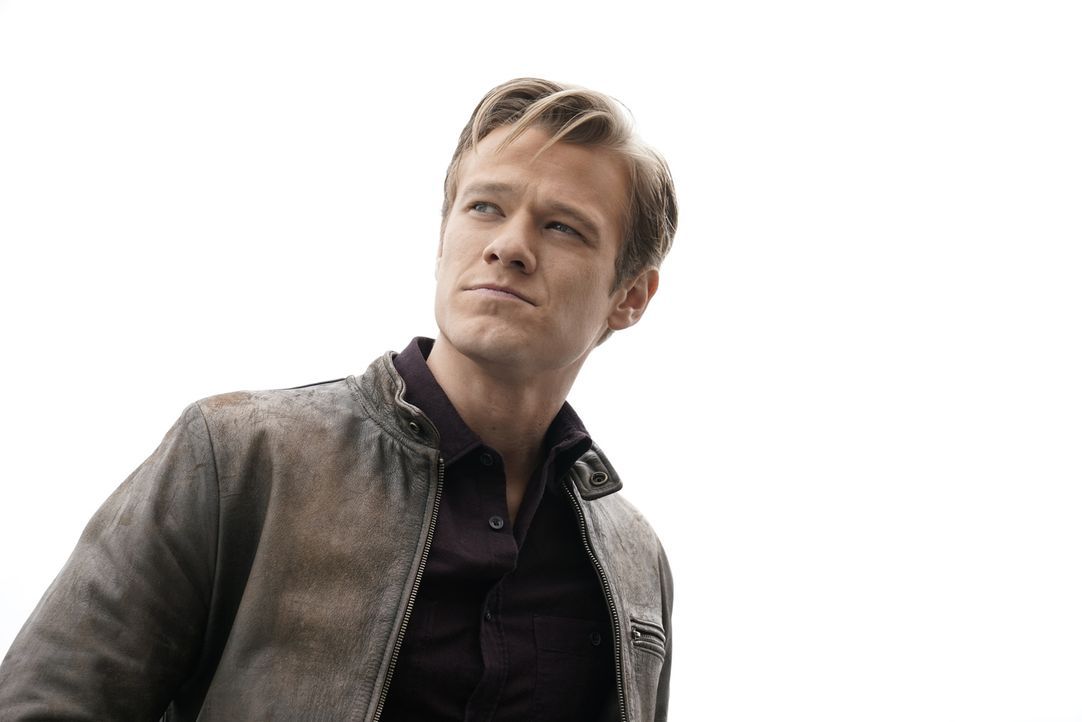 MacGyver (Lucas Till) untersucht ein mysteriöses Objekt, das in der Wüste Nevadas abegestürzt ist und wird dabei von einer Gruppe maskierter Männer... - Bildquelle: Jace Downs Jace Downs/CBS   2018 CBS Broadcasting, Inc. All Rights Reserved.