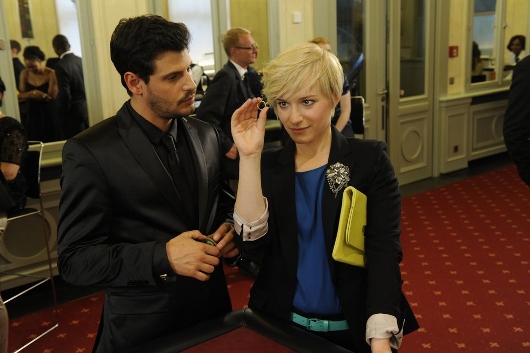 Luca (Manuel Cortez, l.) kann nicht fassen, dass Olivia (Kasia Borek, r.) ihn tatsächlich verlassen will ... - Bildquelle: SAT.1