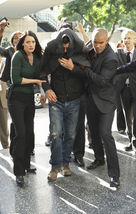 Rockstar Dante (Gavin Rossdale, M.) gilt als Verdächtiger in einer Mordserie in Los Angeles. Noch bevor er von Prentiss (Paget Brewster, l.) und Mo... - Bildquelle: Touchstone Television