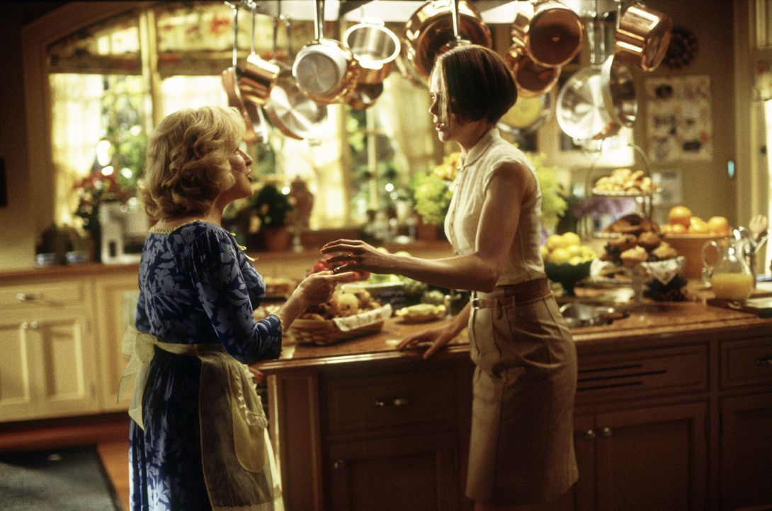 Mit ihrer Freundin Bobbie (Bette Midler, l.) stellt Joanna (Nicole Kidman, r.) Nachforschungen über die mechanischen Frauen von Stepford an. Und si... - Bildquelle: TM & Copyright   2004 by DreamWorks LLC and Paramount Pictures Corporation.  All Rights Reserved.