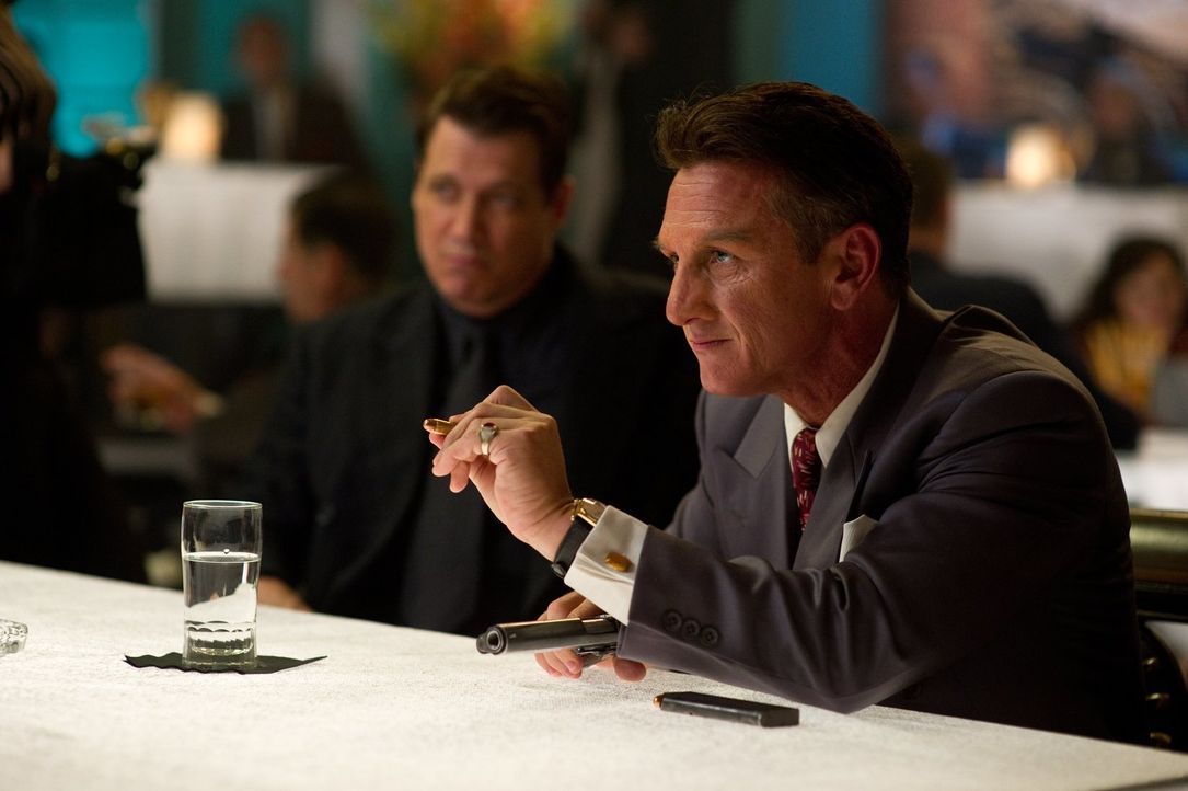 Polizeichef William Parker beschließt, ein Undercover-Team gegen Mafiaboss Mickey Cohen (Sean Penn) zusammenzustellen, um ihm das Handwerk zu legen,... - Bildquelle: Warner Brothers