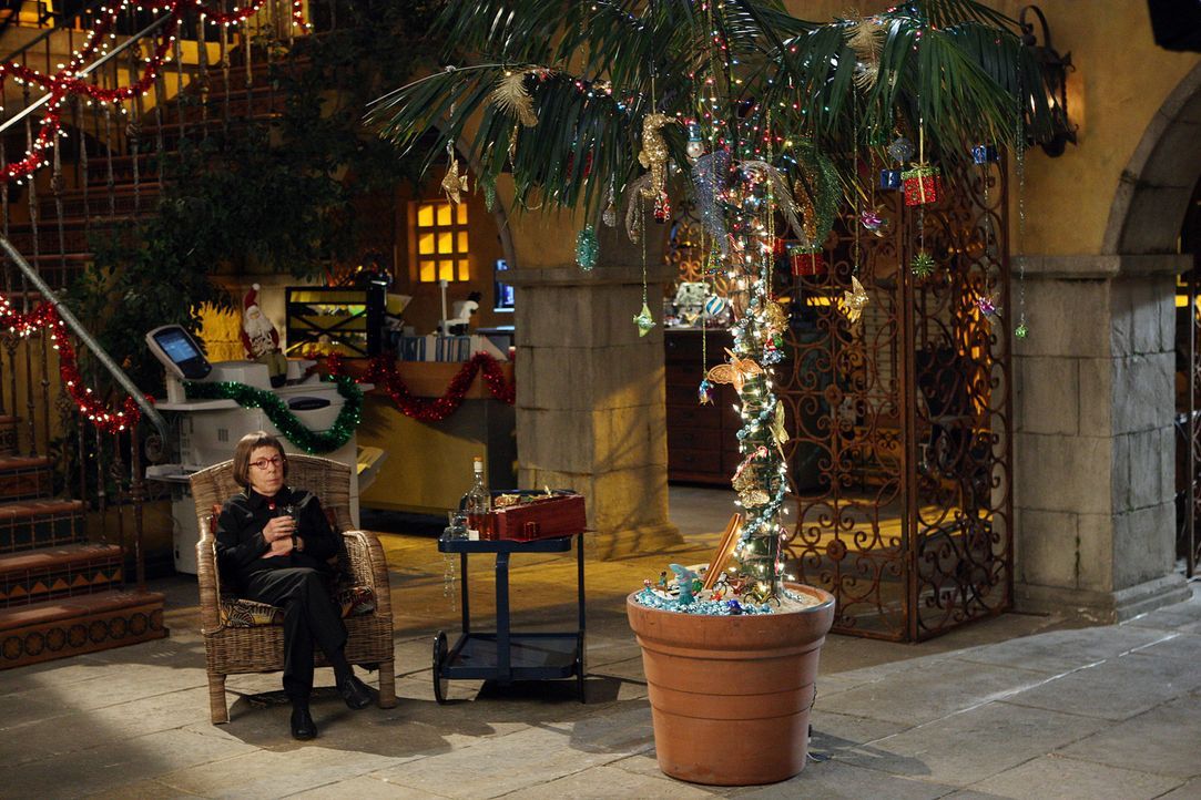 Bringt sich etwas in Weihnachtsstimmung: Hetty (Linda Hunt) ... - Bildquelle: CBS Studios Inc. All Rights Reserved.