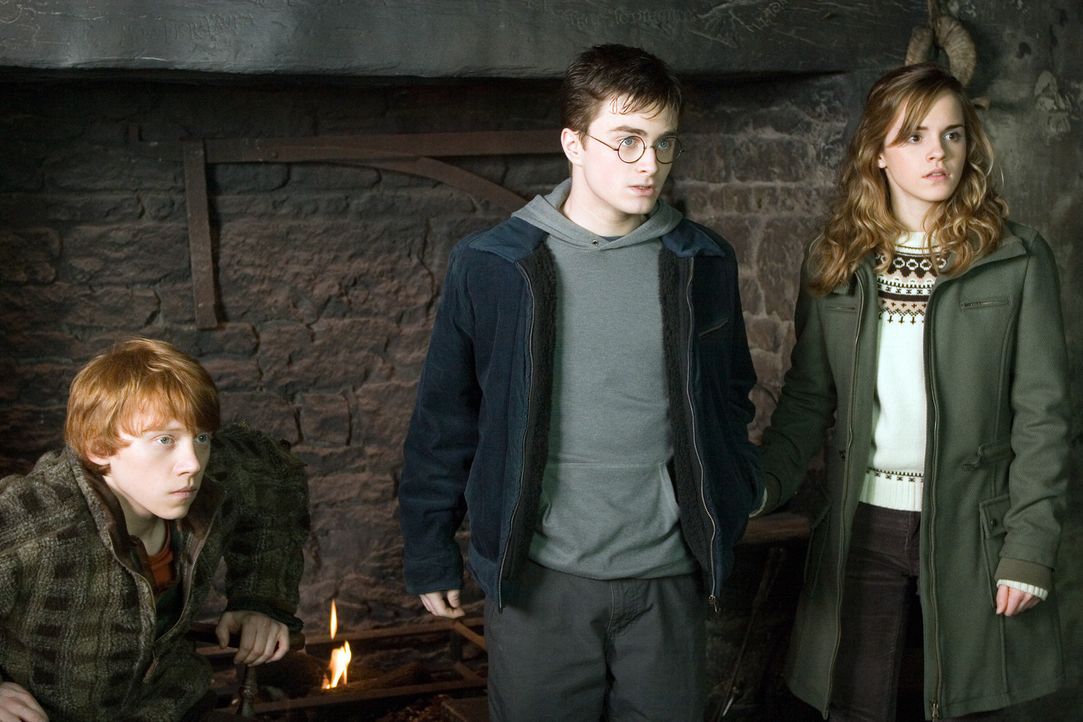 Harry (Daniel Radcliffe, M.) wartet verzweifelt auf eine Nachricht seiner engsten Freunde Ron (Rupert Grint, l.) und Hermine (Emma Watson, r.). Denn... - Bildquelle: Warner Brothers International