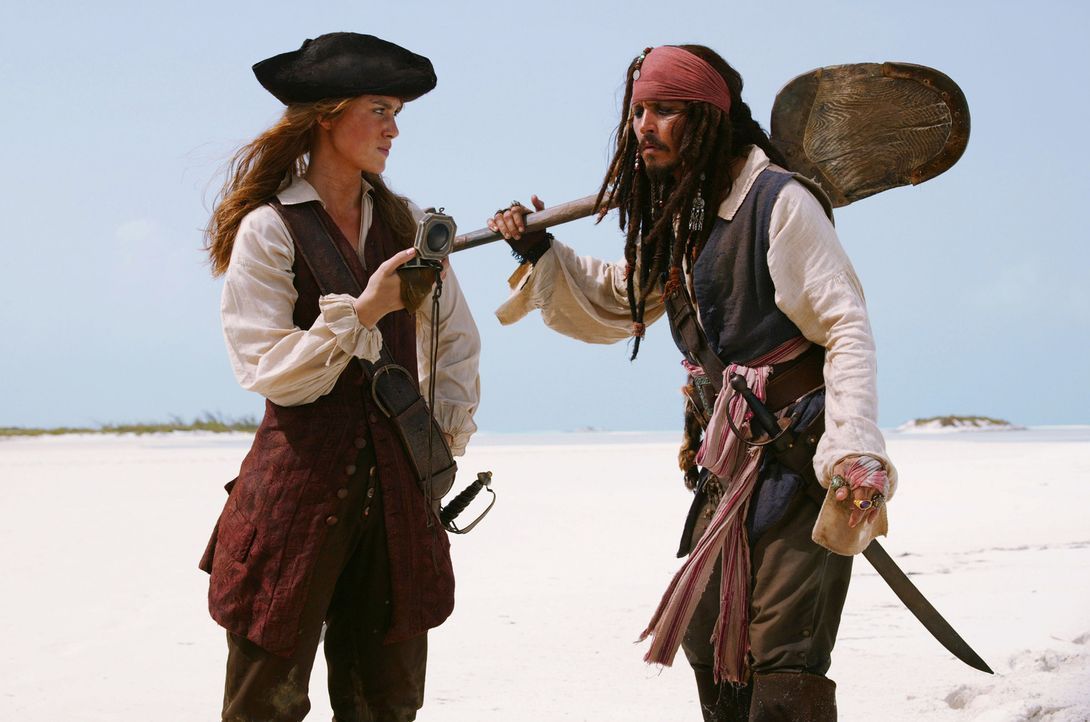 Als Elizabeth (Keira Knightley, l.) erfährt, dass Jack Sparrow (Johnny Depp, r.) ihren Freund Will ausgetrickst hat, geht sie auf Ganze ... - Bildquelle: Disney Enterprises, Inc.  All rights reserved