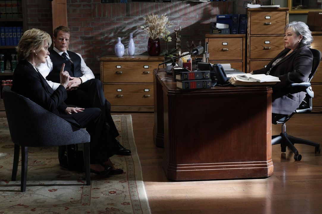 Staatsanwältin Roseanna Remmick (Jean Smart, l.)  will unbedingt den Fall gegen Eric Sanders gewinnen. Dabei schreckt sie auch nicht vor gefälscht... - Bildquelle: Warner Bros. Television