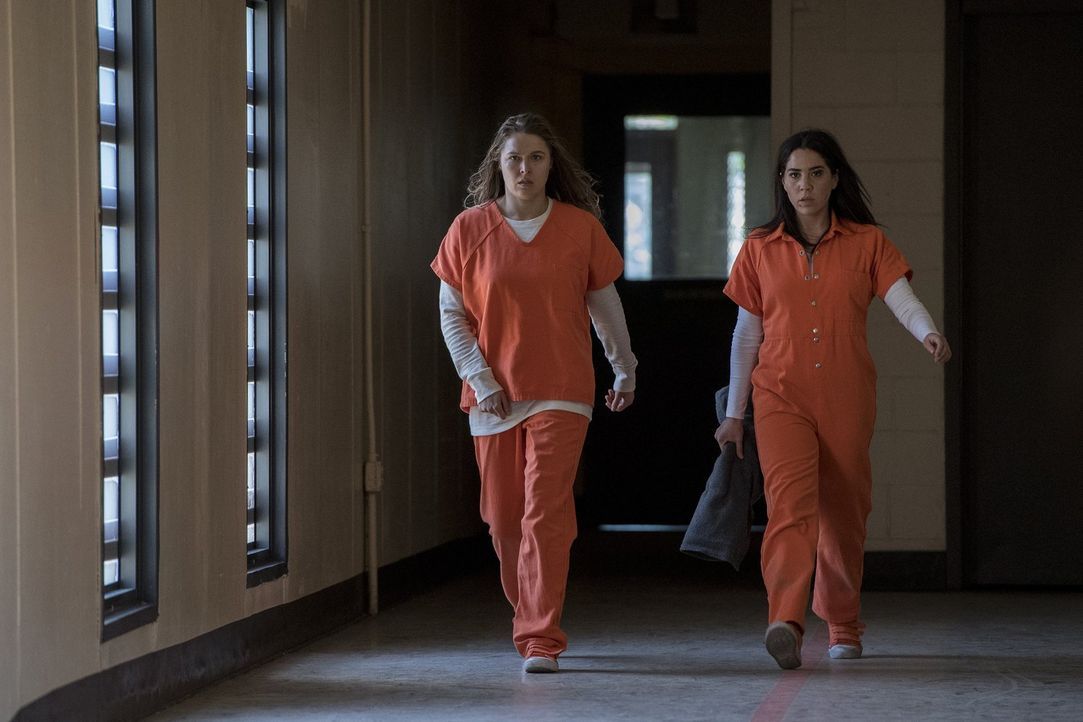 Mit Devon Penberthy (Ronda Rousey, l.) hat Zapata (Audrey Esparza, r.) im Gefängnis eine Verbündete gefunden. Doch kann sie dieser wirklich trauen? - Bildquelle: 2016 Warner Brothers