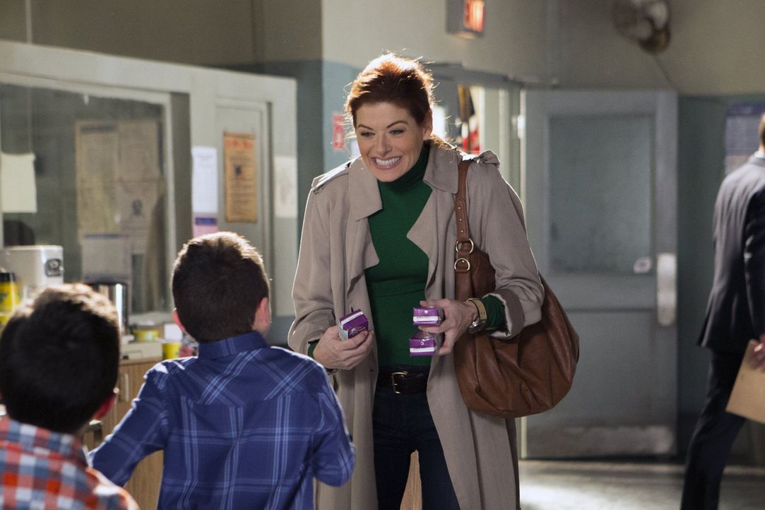 Detective Laura Diamond (Debra Messing, r.) hat mit mörderischen Kriminellen bedeutend weniger Probleme, als mit ihren ausgesprochen wilden Zwilling... - Bildquelle: Warner Bros. Entertainment, Inc.