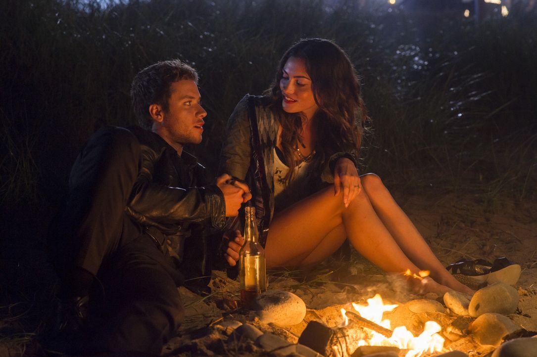 Als sich die beiden Rich-Kids Kyle (Jeremy Sumpter, l.) und Amy (Phoebe Tonkin, r.) das erste Mal treffen, ahnen sie nicht, dass sie sich schon bald... - Bildquelle: Chris Raphael SquareOne / Universum / Chris Raphael