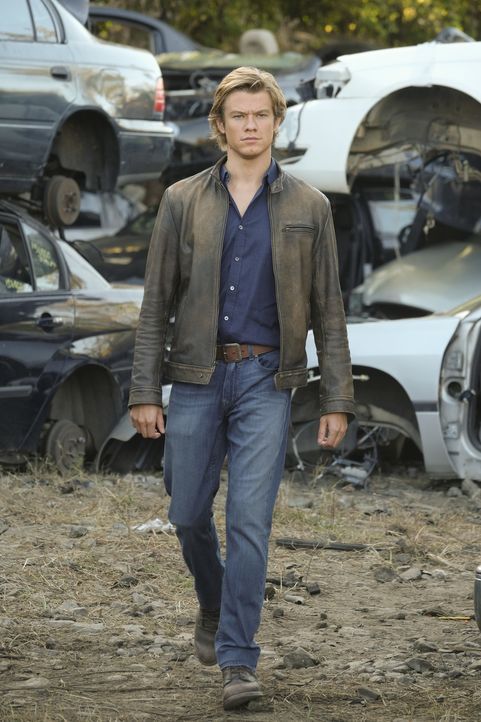 Auf der Suche nach dem Auftragskiller mit dem Codenamen S-218 macht MacGyver (Lucas Till) eine schreckliche Entdeckung. Er ist selbst das Opfer. Wer... - Bildquelle: 2016 CBS Broadcasting, Inc. All Rights Reserved