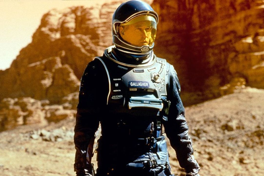 Bald zeigt sich, dass Gallagher (Val Kilmer) und das restliche Astronautenteam nicht allein auf dem Planeten ist ... - Bildquelle: Warner Bros. Entertainment Inc.