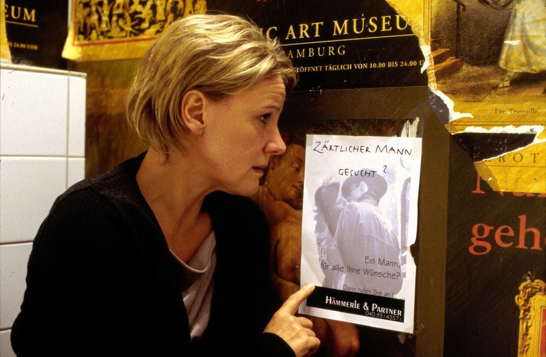 Eines einsamen Abends findet Helen (Mariele Millowitsch) in einer Kneipe eine Anzeige: "Zärtlicher Mann gesucht?" - Bildquelle: Thorsten Jander Sat.1