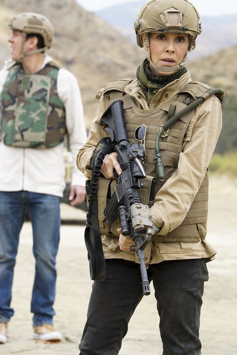 Jack Sloane (Maria Bello) soll in Afghanistan für die Sicherheit des US-Senators Phillips sorgen, doch der Einsatz entwickelt sich als äußerst gefäh... - Bildquelle: Cliff Lipson 2017 CBS Broadcasting, Inc. All Rights Reserved.