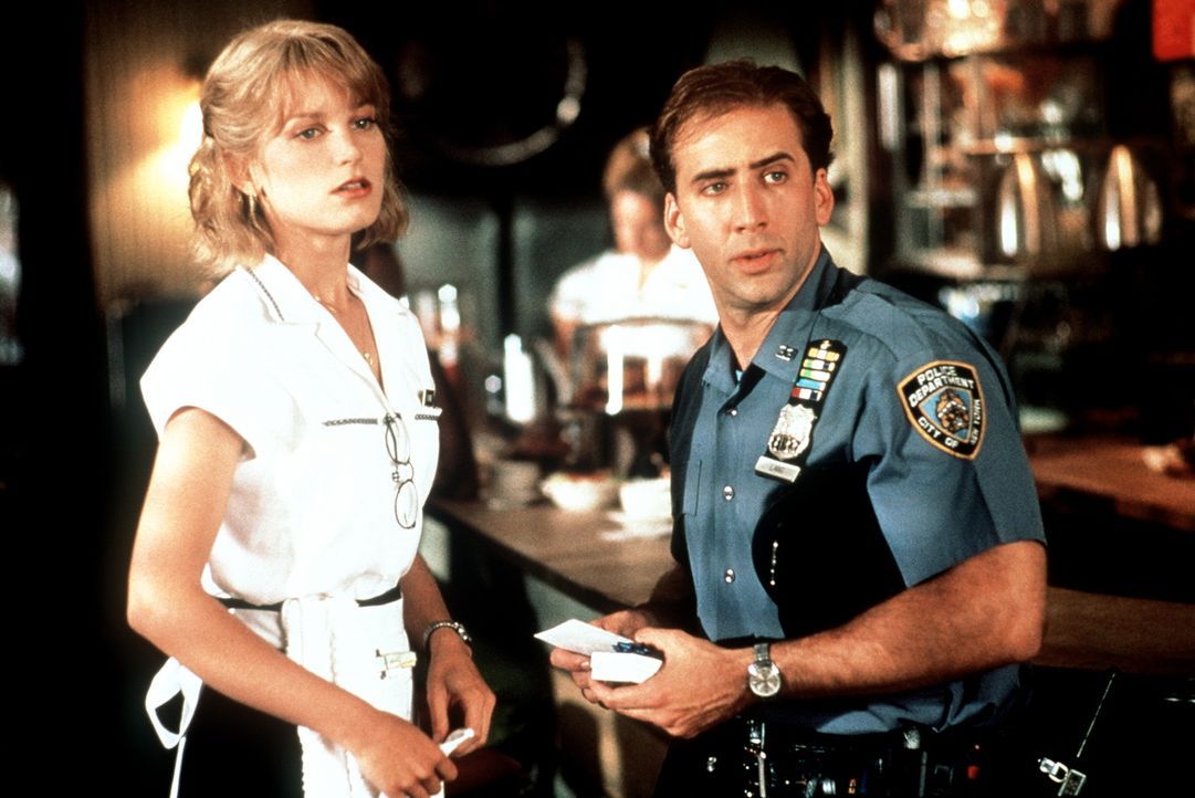 Der Einsatz ruft und Charlie (Nicolas Cage, r.) hat unglücklicherweise kein Trinkgeld für die Kellnerin Yvonne (Bridget Fonda, l.) parat - oder vi... - Bildquelle: Columbia TriStar