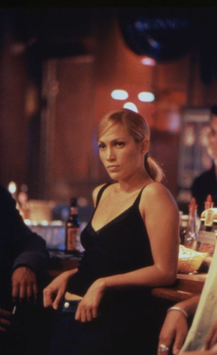 Die mutige Polizistin Sharon (Jennifer Lopez) ist misstrauisch, denn James scheint ein Geheimnis zu verbergen ... - Bildquelle: Warner Bros.