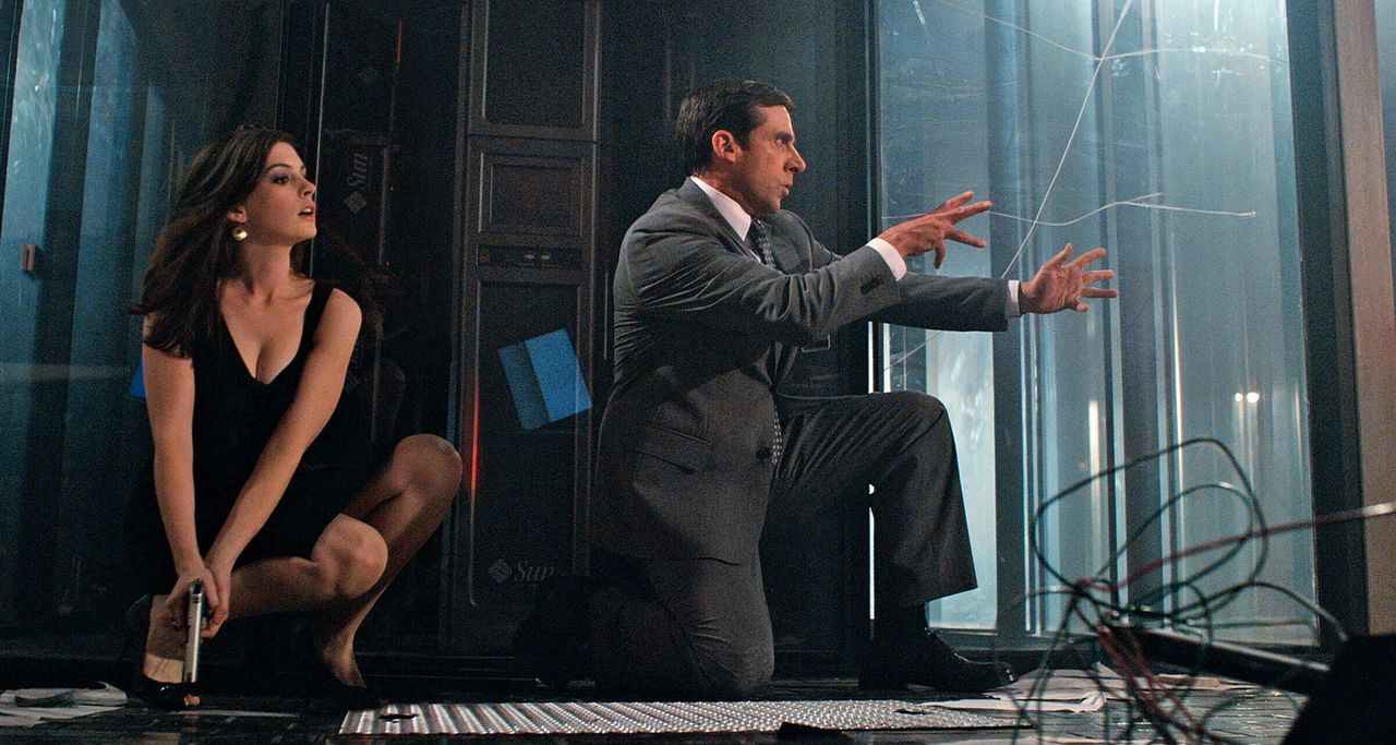 Die attraktive Agentin 99 (Anne Hathaway, l.) und der etwas unbeholfene Analytiker Smart (Steve Carell, r.) müssen die Welt retten ... - Bildquelle: Warner Brothers