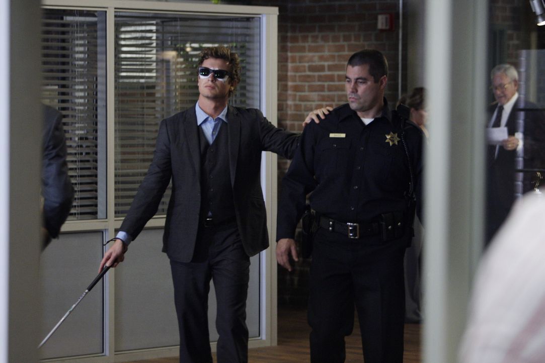 Mentalist Patrick Jane (Simon Baker, l.) erhält eine SMS, mit der er vor einer bevorstehenden Bombenexplosion gewarnt wird. Als er zum Tatort fähr... - Bildquelle: Warner Bros. Television