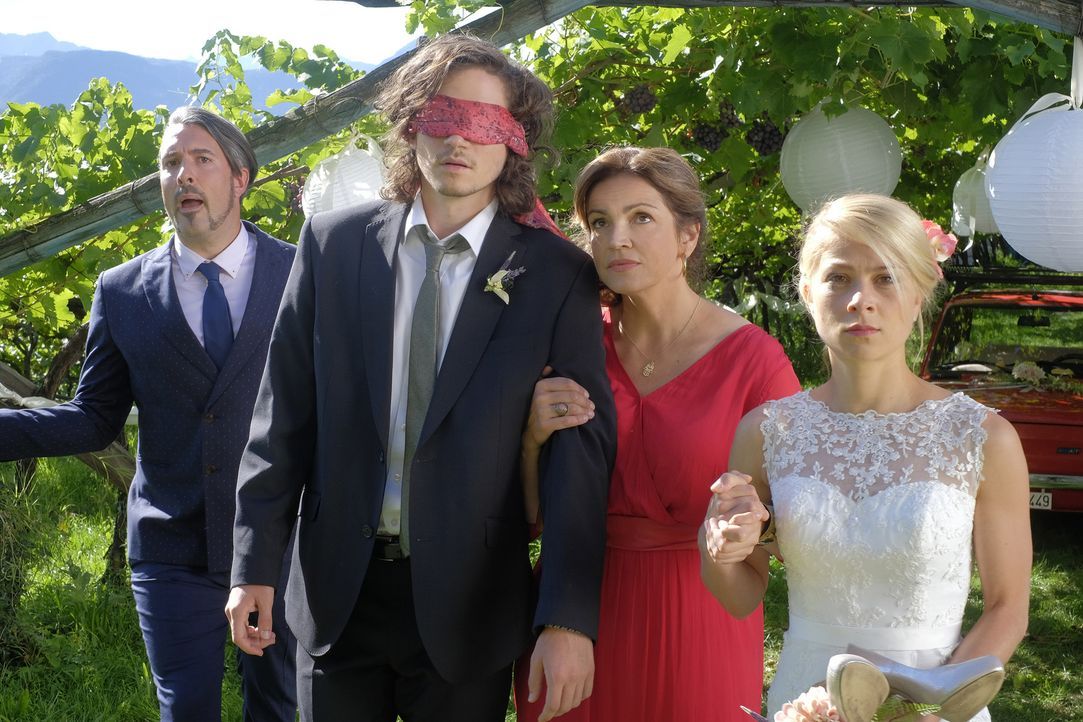 Gemeinsam mit Hochzeitsplaner Giovanni (Lukas Spisser, l.) und Claudia (Rebecca Immanuel, 2.v.r.) treten Jade (Lea Ruckpaul, r.) und Oliver (Tilman... - Bildquelle: Jacqueline Krause-Burberg SAT.1