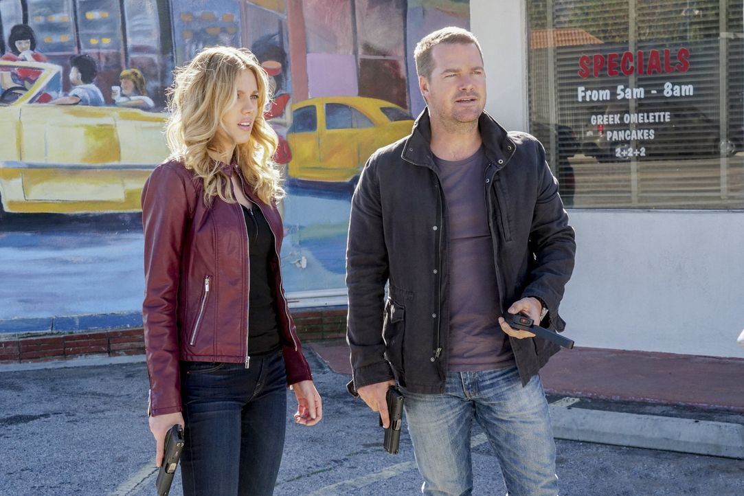 Bei den Ermittlungen in einem neuen Fall: Callen (Chris O'Donnell, r.) und Anna (Bar Paly, l.) ... - Bildquelle: Monty Brinton 2017 CBS Broadcasting, Inc. All Rights Reserved.