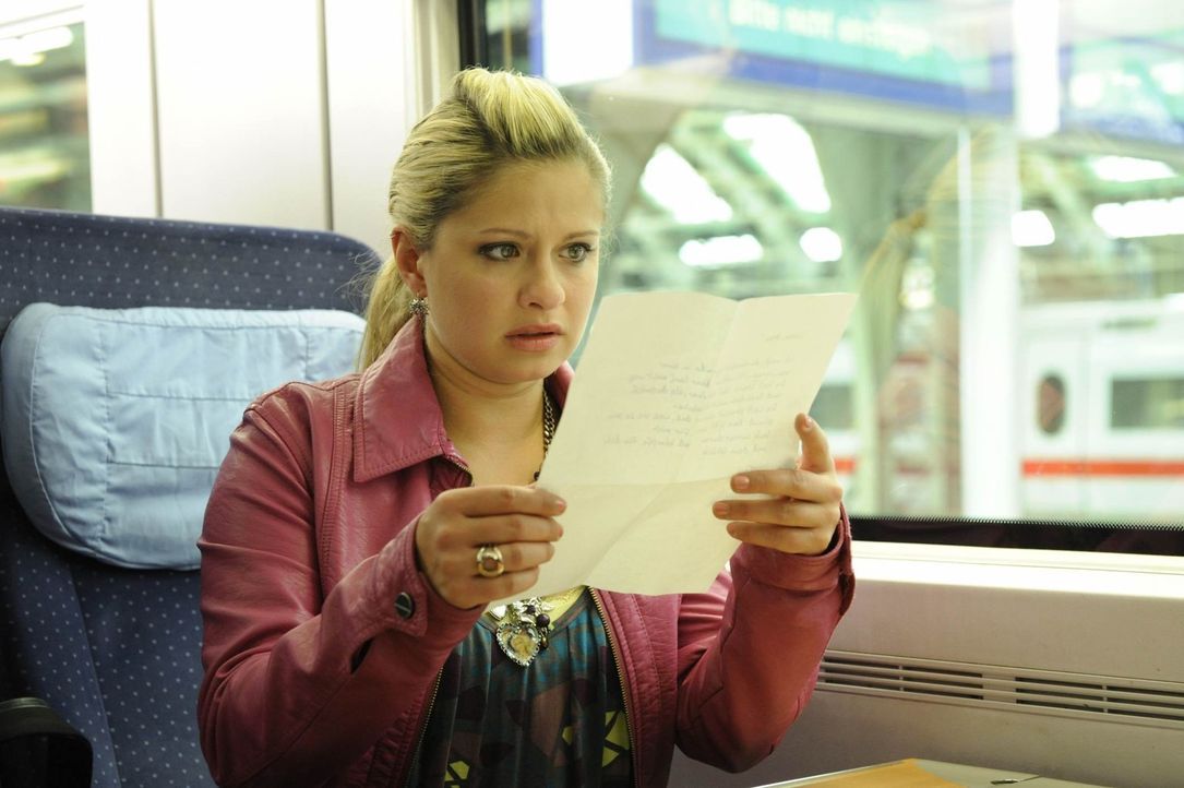 Als Mia (Josephine Schmidt) mit dem Zug in ein neues Leben fahren will, findet sie einen mysteriösen Brief in ihrer Tasche ... - Bildquelle: SAT.1