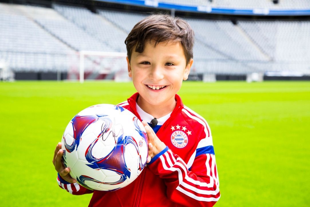 In dem Moment, wo Max den Fußball mit dem Autogramm seines Idols in der Hand hält, gibt es kein glücklicheres Kind auf der Welt ... - Bildquelle: Benedikt Müller SAT.1