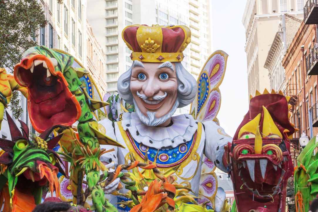 Auf den Straßen von New Orleans tobt der Karneval. Als Navy Petty Officer Toussaint Patrice dabei erstochen aufgefunden wird, beginnt für das NCIS-T... - Bildquelle: 2015 CBS Broadcasting, Inc. All Rights Reserved