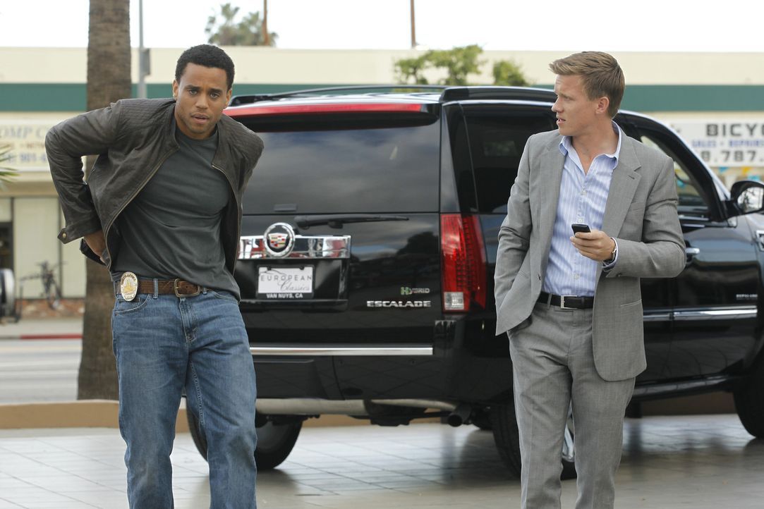 Neben ihren Streitereien ermitteln die Polizeibeamten Travis Marks (Michael Ealy, l.) und Wes Witchell (Warren Kole, r.) in einem neuen Mordfall ... - Bildquelle: 2012 USA Network Media, LLC
