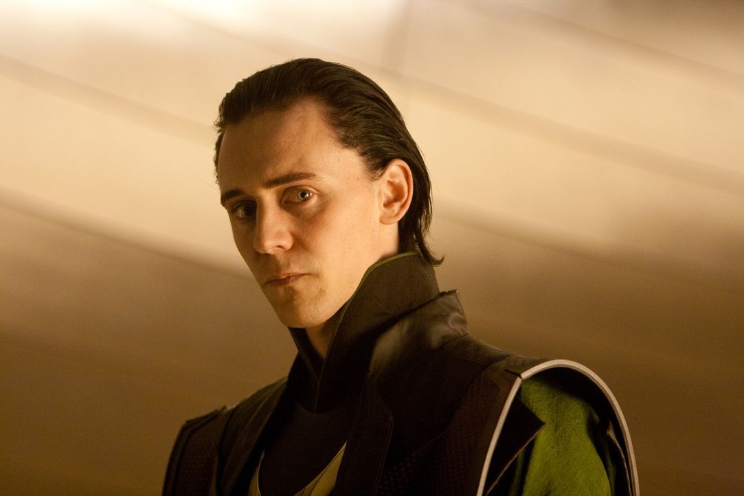 Mit Glück und Geschick schafft es Loki (Tom Hiddleston) auf den Thron von Asgard und ein dunkles Kapitel beginnt ... - Bildquelle: 2011 MVLFFLLC. TM &   2011 Marvel. All Rights Reserved.