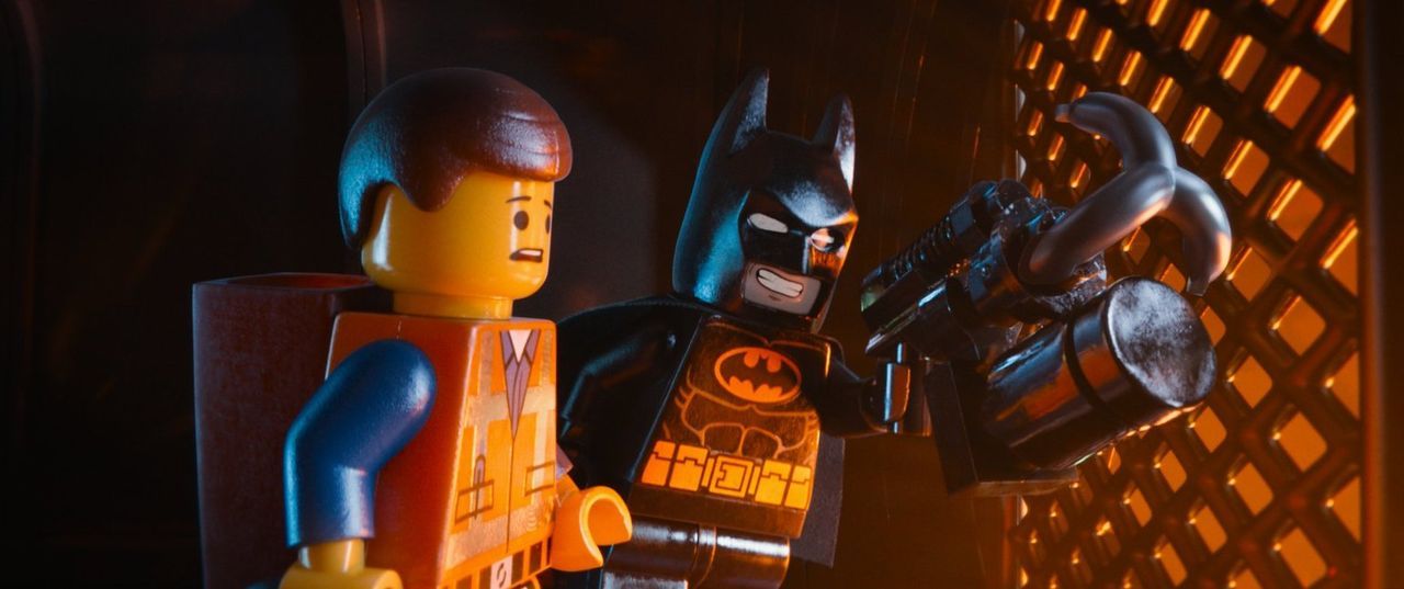 Der gewöhnliche Bauarbeiter Emmet (l.) liebt das Leben in der LEGO-Stadt, doch eines Tages wird ausgerechnet er für den Auserwählten einer Prophezei... - Bildquelle: 2014 Warner Brothers
