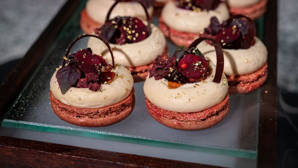 Petit Fours Team Schwarz - Rezept aus &amp;quot;Das große Backen -Die Profis&amp;quot;