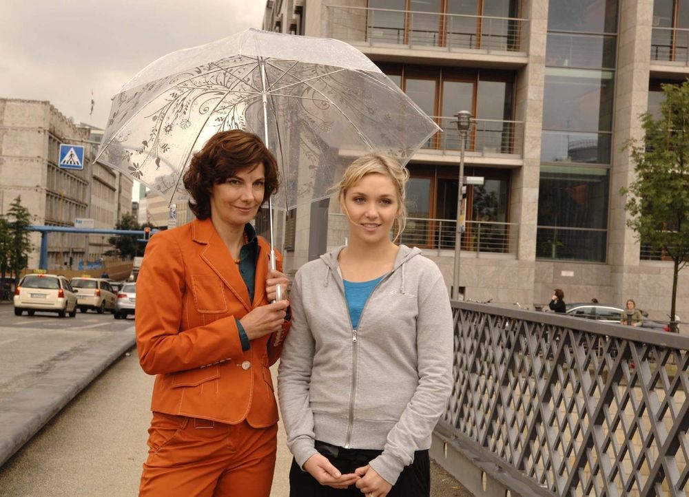 Gute Arbeit: Steffi (Karin Kienzer, l.) überzeugt Lily (Jil Funke, r.) von Maiks zweifelhaften Hochzeitsideen ... - Bildquelle: Sat.1