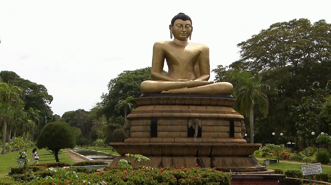 Bitte melde dich Staffel 2 Folge 1 Sri Lanka Budda2 - Bildquelle: SAT.1