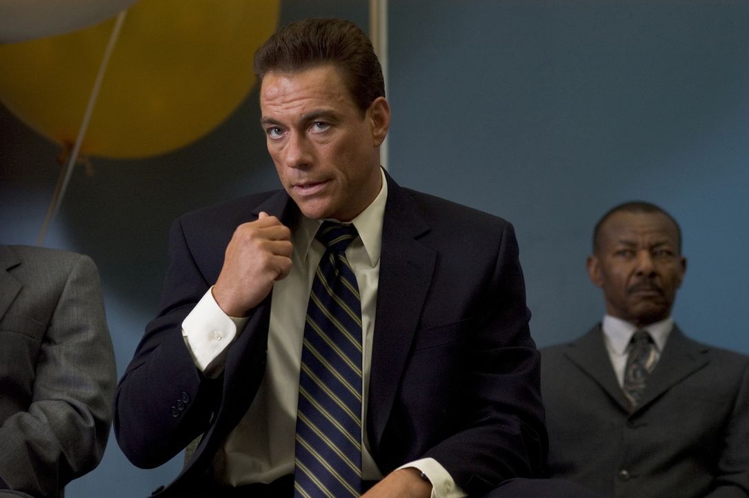 Phillip Sauvage (Jean-Claude Van Damme, l.) nimmt seinen neuen Job als Leibwächter der Boxlegende Wayne Barclay sehr ernst ... - Bildquelle: Sony Pictures Television International