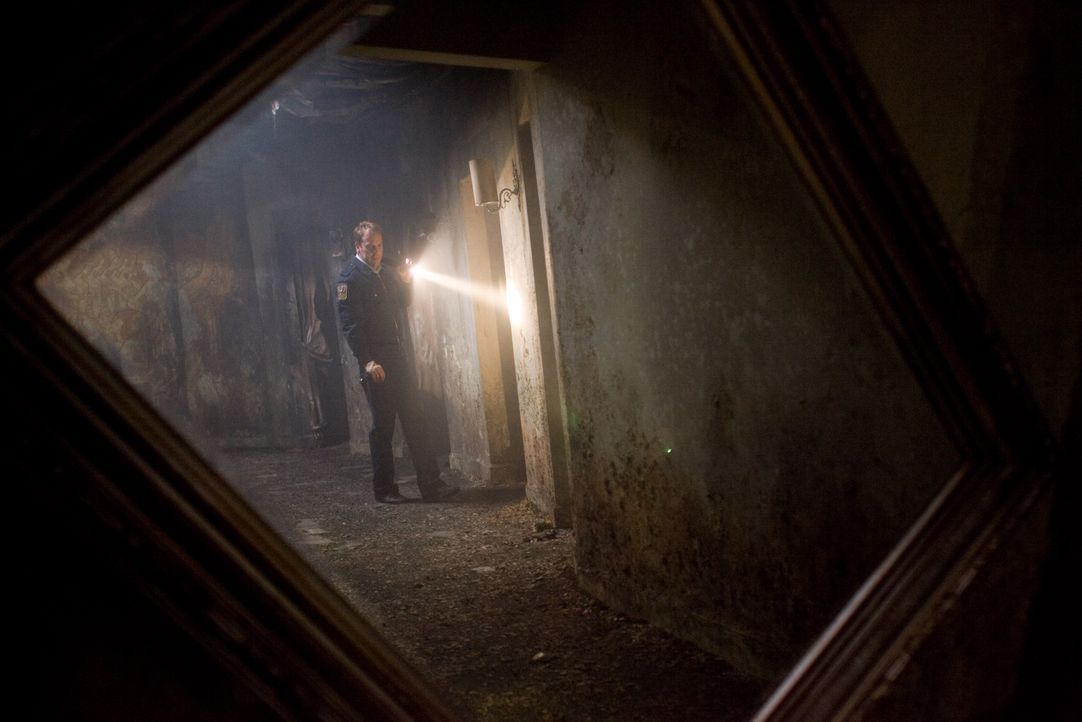 Seine schlimmsten Befürchtungen bewahrheiten sich: Ben (Kiefer Sutherland) ahnt, dass sich hinter den Spiegeln etwas richtig Böses verbirgt ... - Bildquelle: 2007 Regency Enterprises, New Regency Pictures