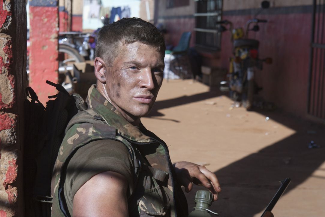 Marine Sergeant Brandon Beckett (Chad Michael Collins) steht vor einem blutigem Rätsel ... - Bildquelle: 2011 Sony Pictures Television Inc. All Rights Reserved.