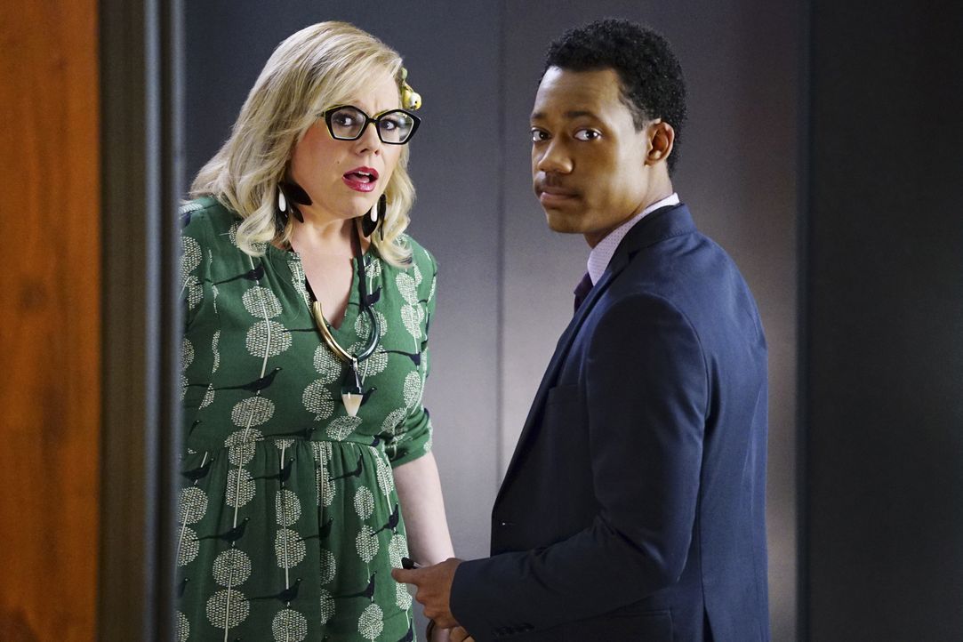 Versuchen, Informationen über die verschwundenen Personen zu finden: Garcia (Kirsten Vangsness, l.) und Russ (Tyler James Williams, r.) ... - Bildquelle: Sonja Flemming 2016 CBS Broadcasting, Inc. All Rights Reserved