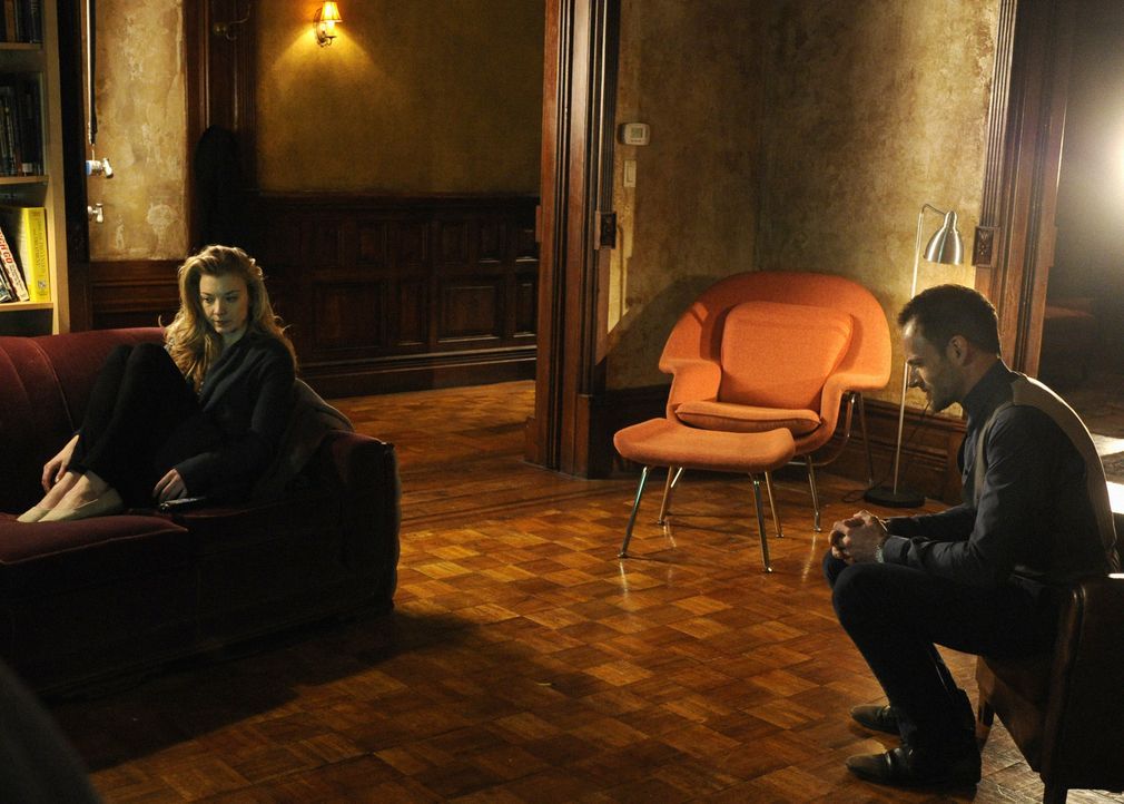 Macht sich große Sorgen um Irene (Natalie Dormer, l.): Sherlock Holmes (Jonny Lee Miller, r.) ... - Bildquelle: CBS Television
