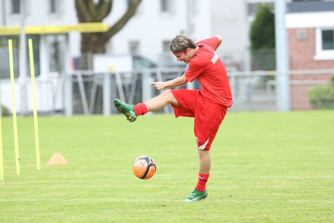 Wird Marius Munser ins Team kommen und gegen die Klopp-Elf spielen dürfen? - Bildquelle: Ralf Jürgens SAT.1