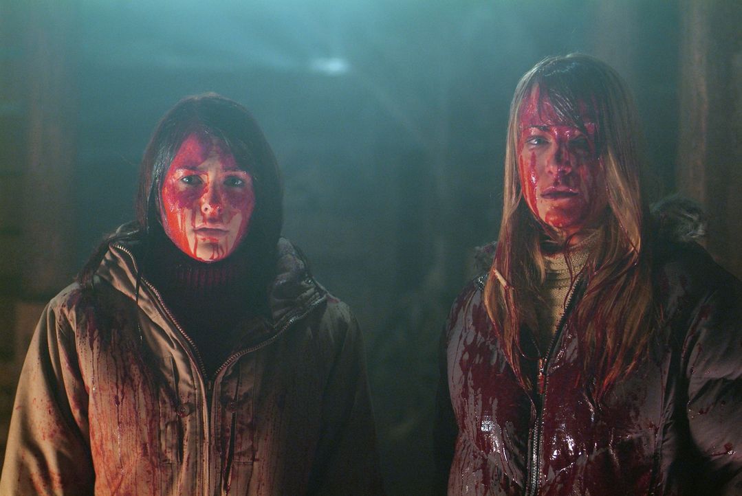 Haben nur blutgetränkt eine Chance, den Zombies zu entkommen: Karen (Lori Heuring, r.) und Tochter Sarah (Scout Taylor-Compton, l.) ... - Bildquelle: Nu Image Films