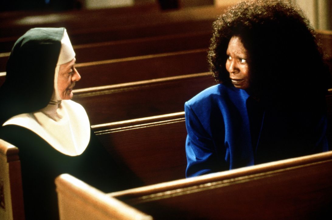 Wird Deloris (Whoopie Goldberg, r.) der Mutter Oberin (Maggie Smith, l.) einen Gefallen tun? - Bildquelle: Buena Vista Pictures