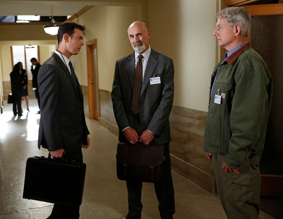 Als Richard Parsons (Colin Hanks, l.) versucht, Gibbs (Mark Harmon, r.) zu Fall zu bringen, bekommt Gibbs juristischen Beistand von Albert Jethro 'A... - Bildquelle: CBS Television
