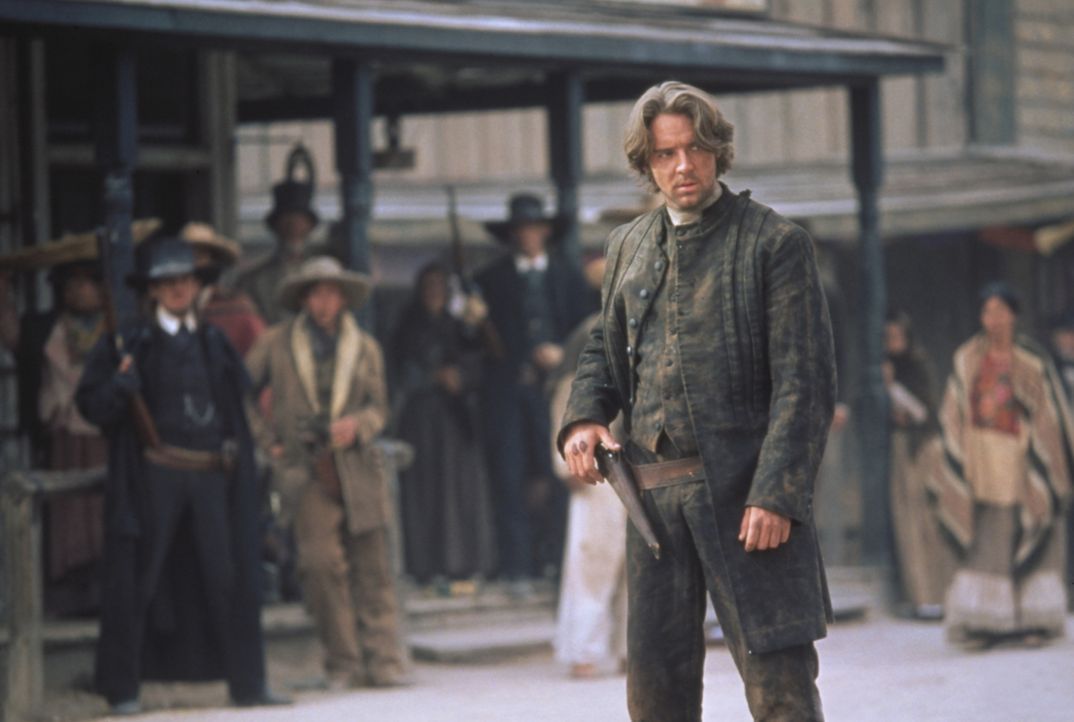 Der einstige Meisterschütze Cort (Russell Crowe) wird von dem gewissenlosen Bürgermeister Herod gezwungen, an dem Schieß-Duell teilzunehmen ... - Bildquelle: Columbia TriStar Film